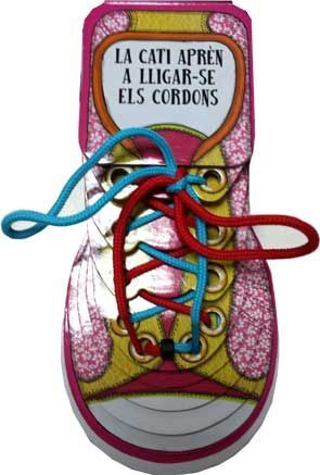 LA CATI APREN A LLIGAR-SE ELS CORDONS