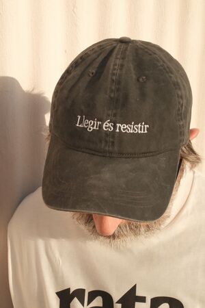 GORRA BRODADA RATA  · LLEGIR ÉS RESISTIR · NEGRA