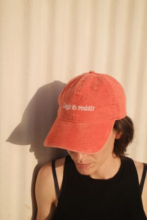 GORRA BRODADA RATA  · LLEGIR ÉS RESISTIR · VERMELLA