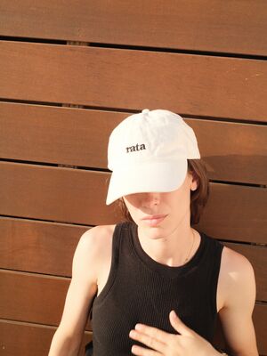 GORRA BRODADA RATA  · BLANCA