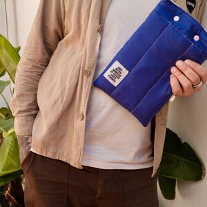 FUNDA DE LLIBRE RATA CORNER · PETITA · BLAU / ROSA